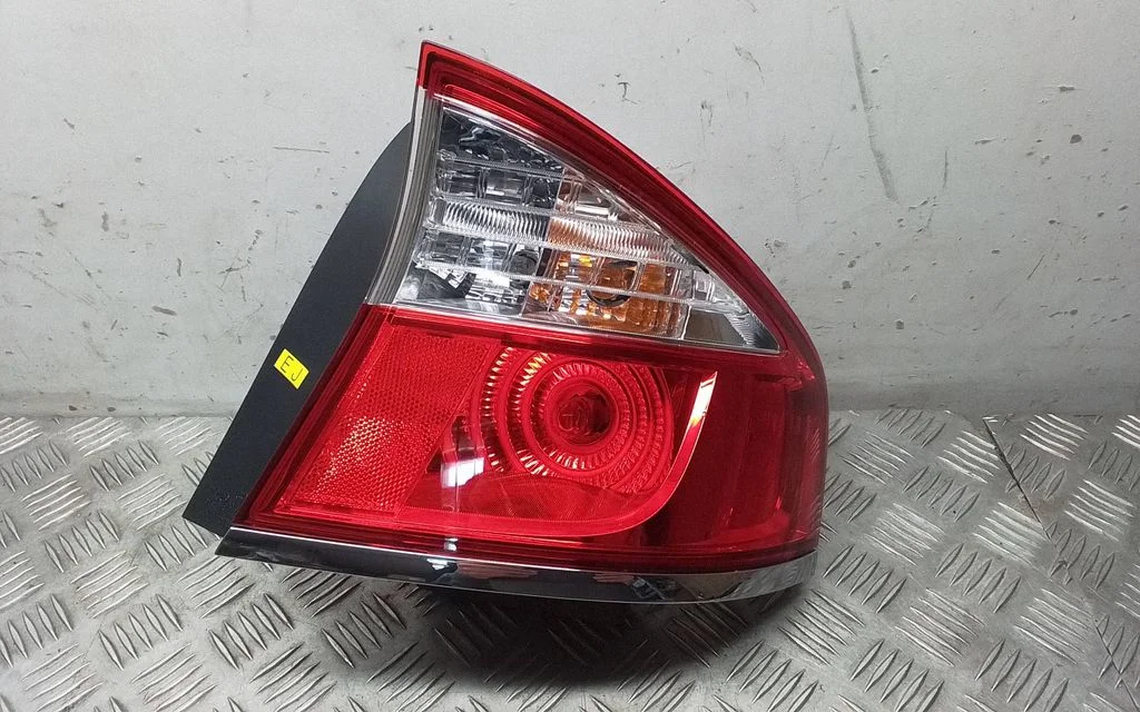 Lampa tylna w błotniku 84201AG241