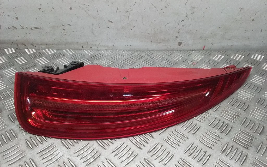 Rear/tail lights – right