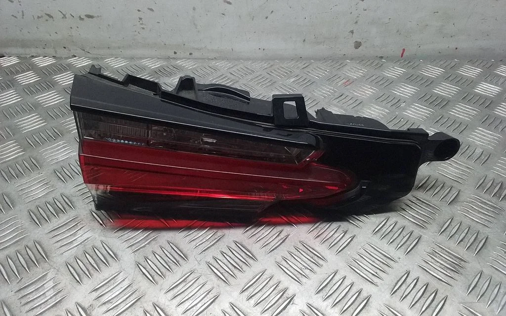 Tailgate rear/tail lights – rear left