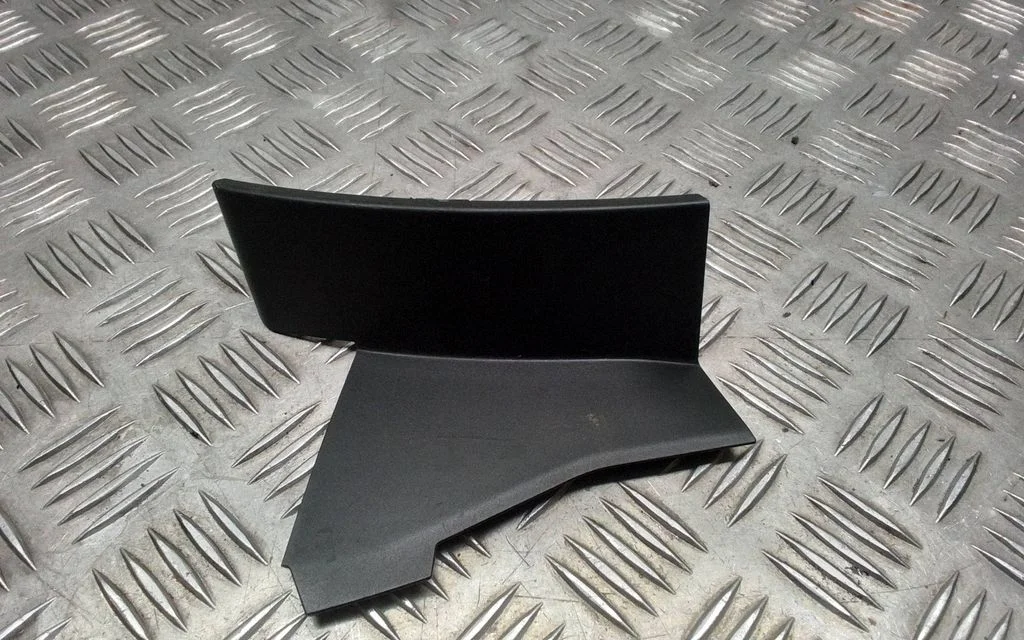 Rear/tail light trim molding – Lexus RX 450H (2016-)