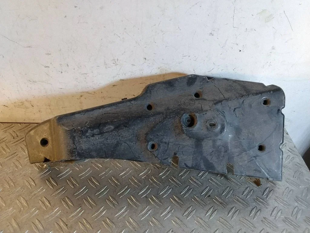 A/C compressor mount bracket – Land Rover Discovery Sport (2014-)