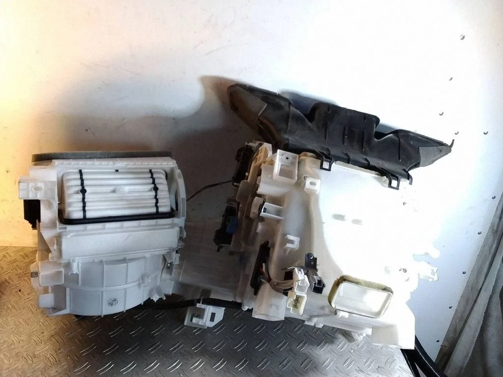 Salongi kütte- ja kliimaploki plastkorpus – Toyota Land Cruiser (J150) (2009-)