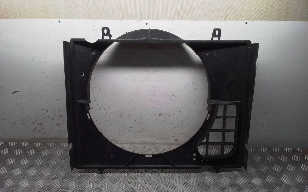 Radiator cooling fan shroud