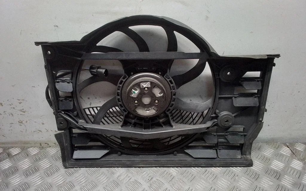 Radiator cooling fan shroud – BMW 7 Series E38 (1993-2001)