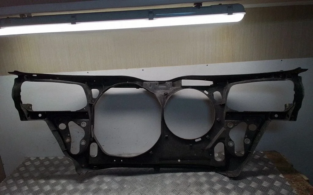 Radiaatori tugipaneel – Volkswagen Passat B5 (1997-2000)