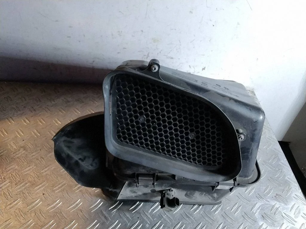 Air filter box – Mercedes-Benz GLK-Class (X204) (2008-2016)