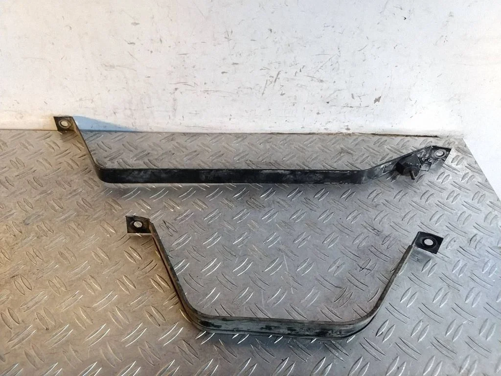Mocowanie zbiornika paliwa – Toyota RAV 4 (XA40) (2012-2018)