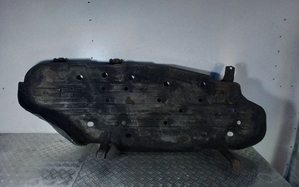 Fuel tank bottom protection – Lexus LX III URJ200 (2007-2021)
