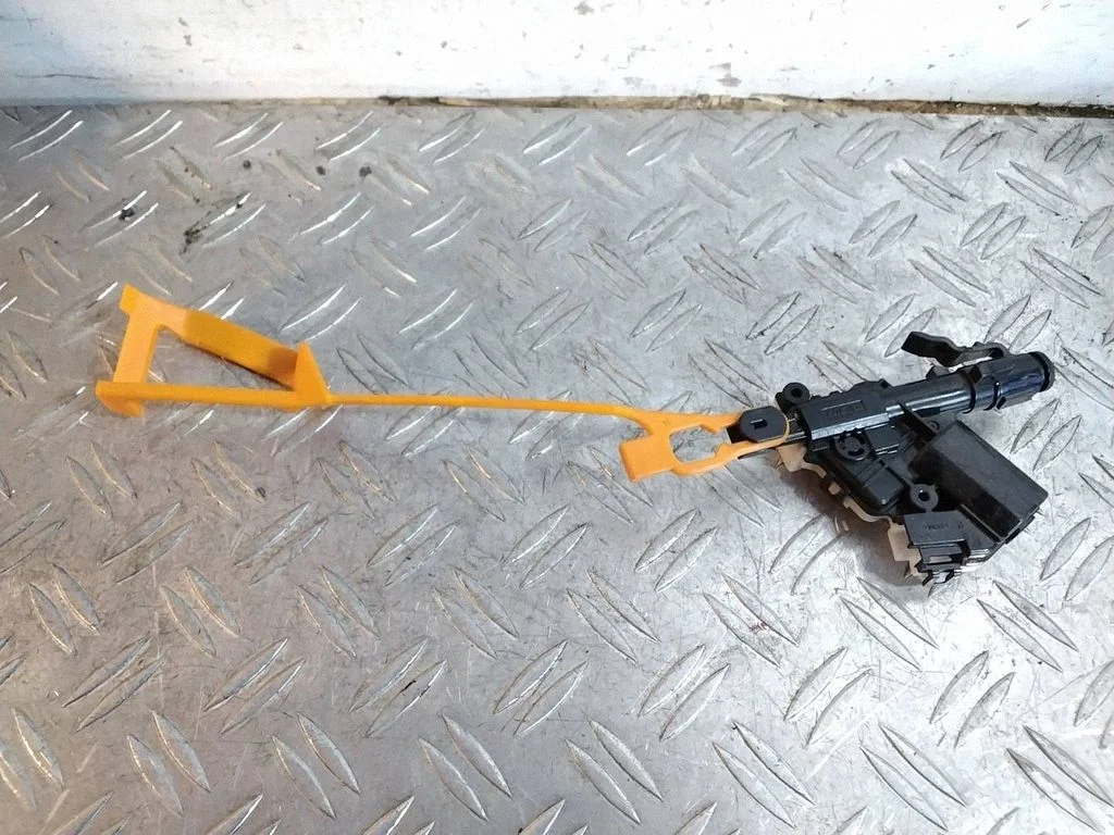 Zamek klapki wlewu paliwa – Lexus IS III XE30 (2013-2020)