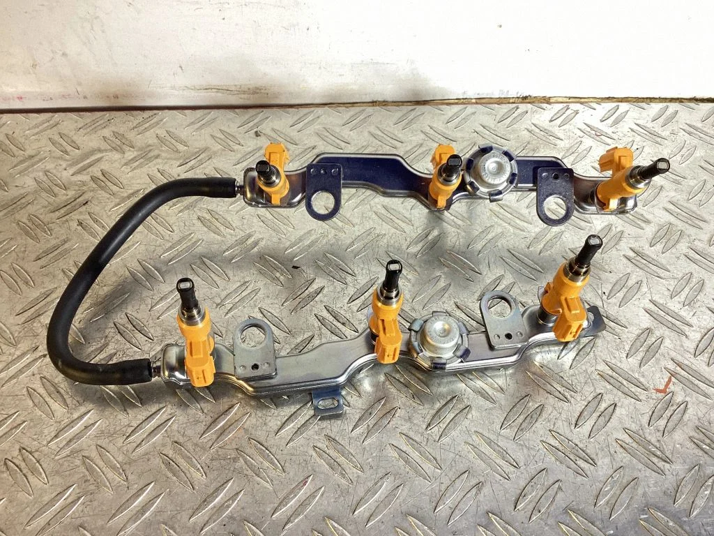 Pihustite (düüside) komplekt – Lexus GS 250 350 300H 450H (2013-)