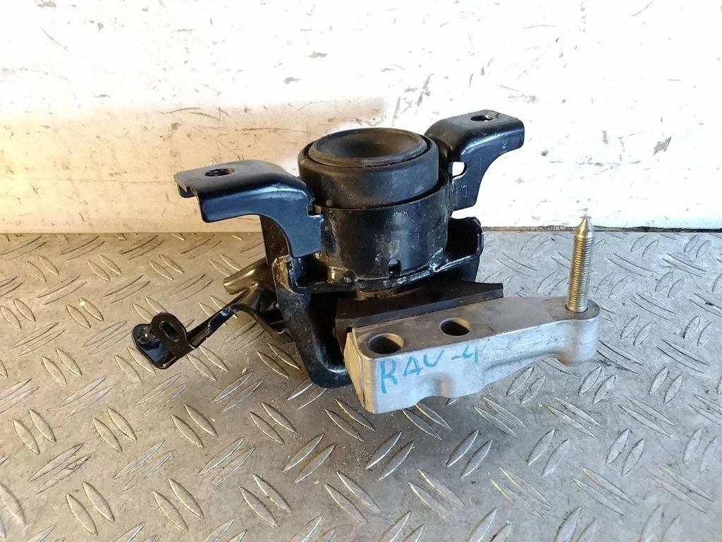 Engine mount bracket