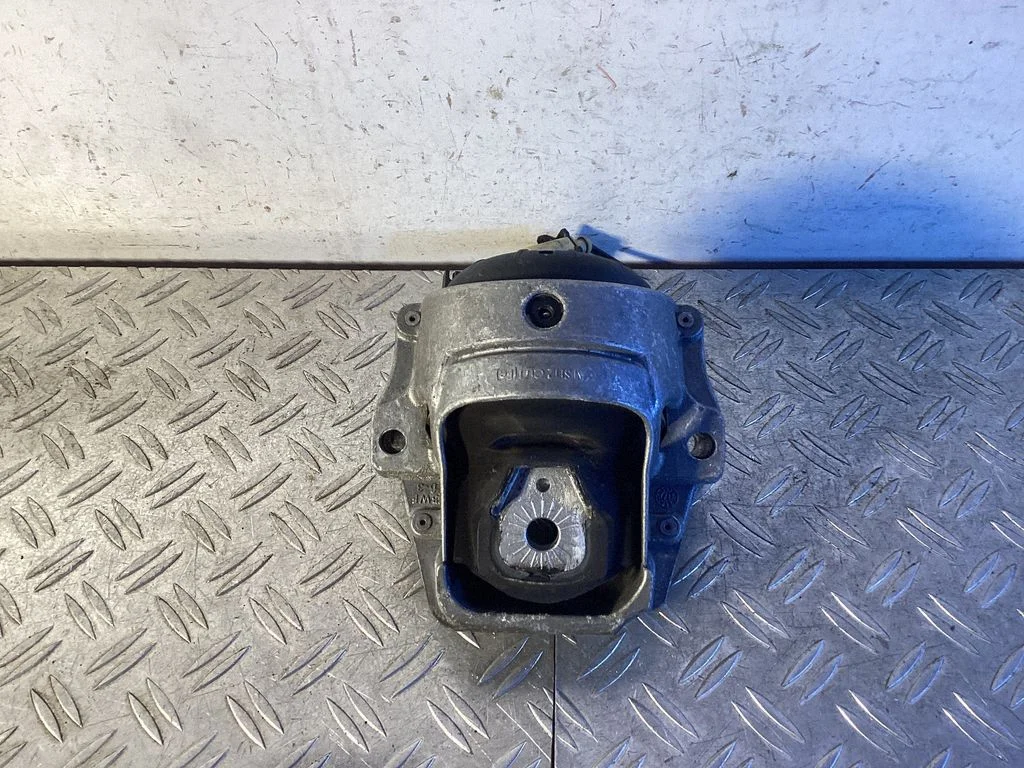Engine mount bracket 8R0199381