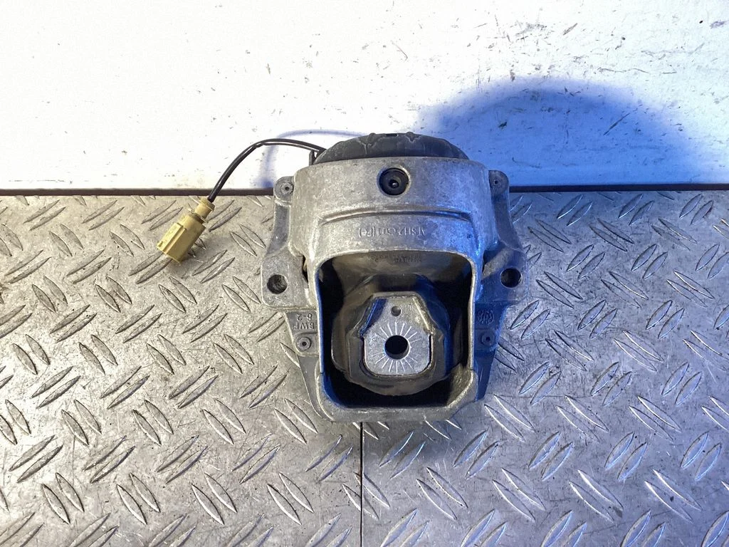Engine mount bracket 8R0199381
