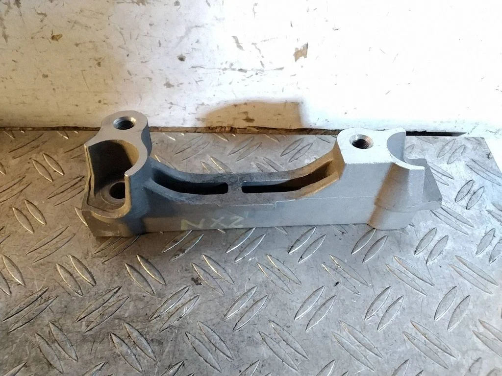 Engine mounting bracket