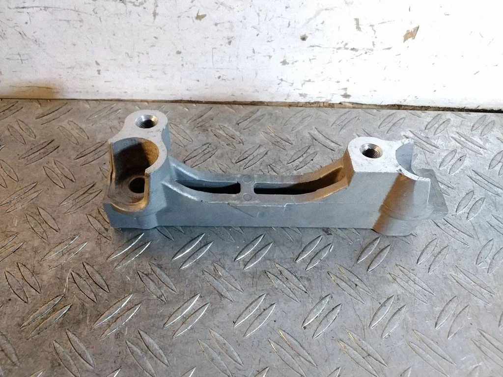 Engine mounting bracket