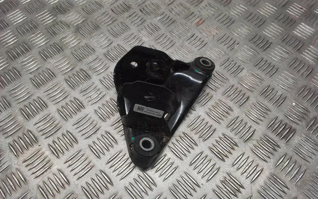 Engine mounting bracket 111023200C