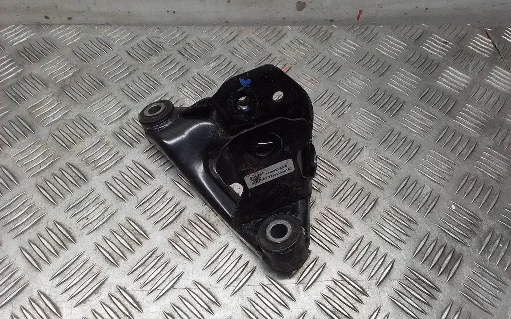 Engine mounting bracket 111023300C