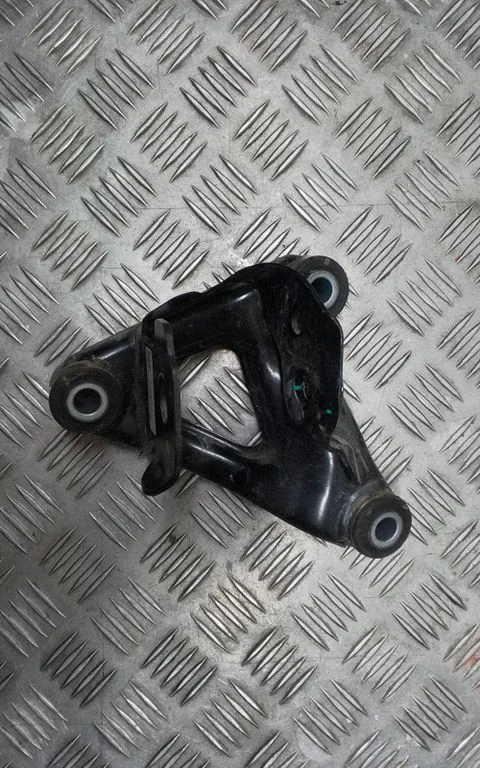 Engine mounting bracket 111023200C