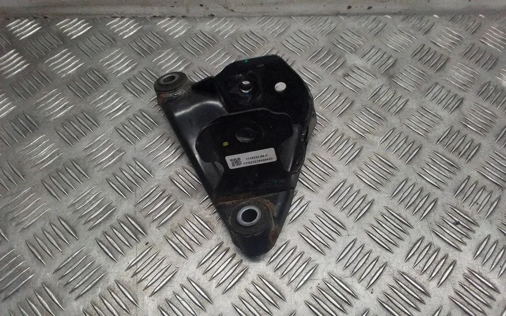Engine mounting bracket 111023300C