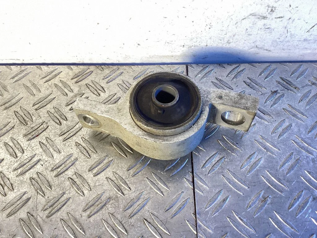 Eesmise õõtshoova puks (sailentblokk) – Lexus IS III XE30 (2013-2020)