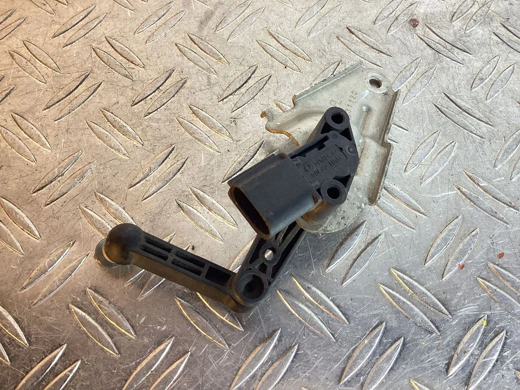 Headlight/headlamp level sensor – Tesla Model Y (2020-)