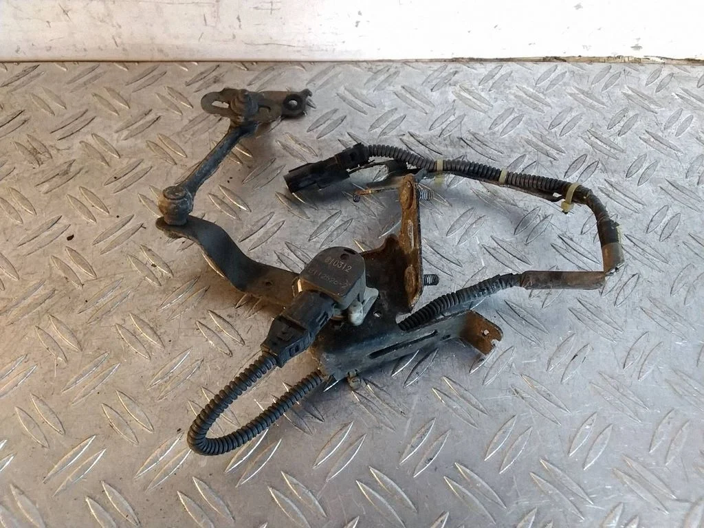 Headlight/headlamp level sensor – Lexus RX 450H (2016-)