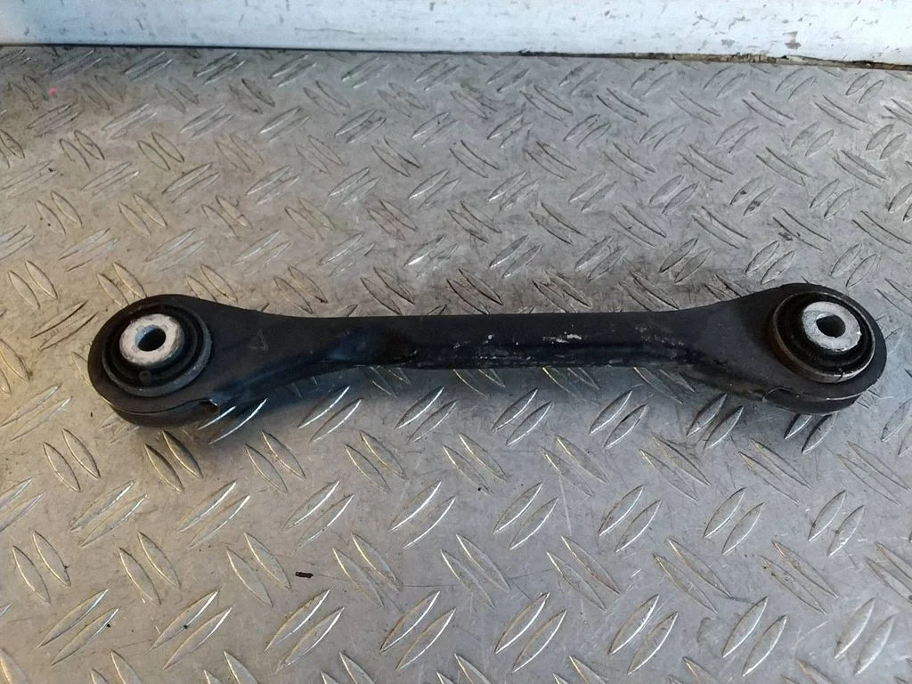 Tagumine õõtshoob 8K0501529L