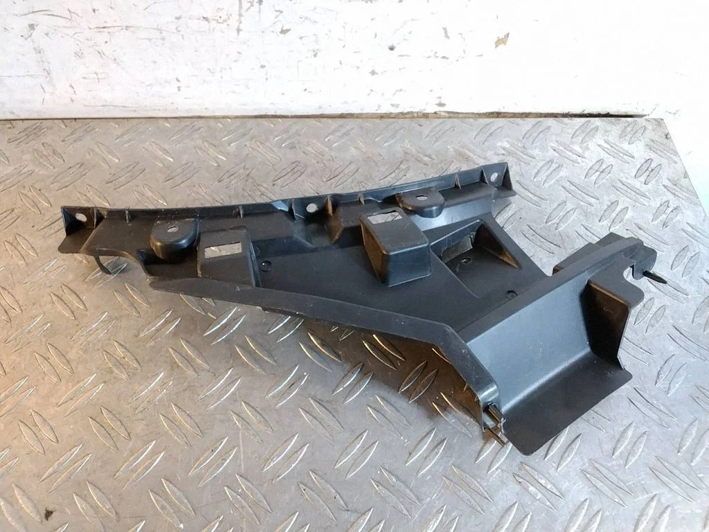 Front bumper mounting bracket 5282278010