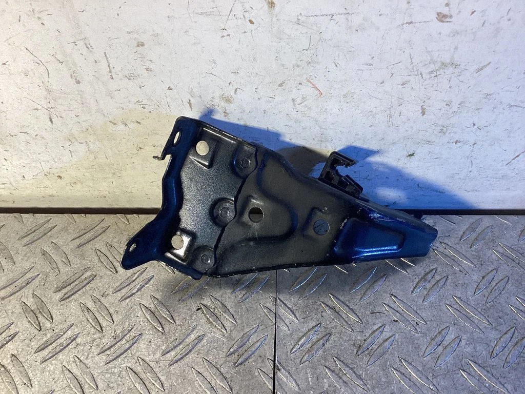 Front bumper mounting bracket – right