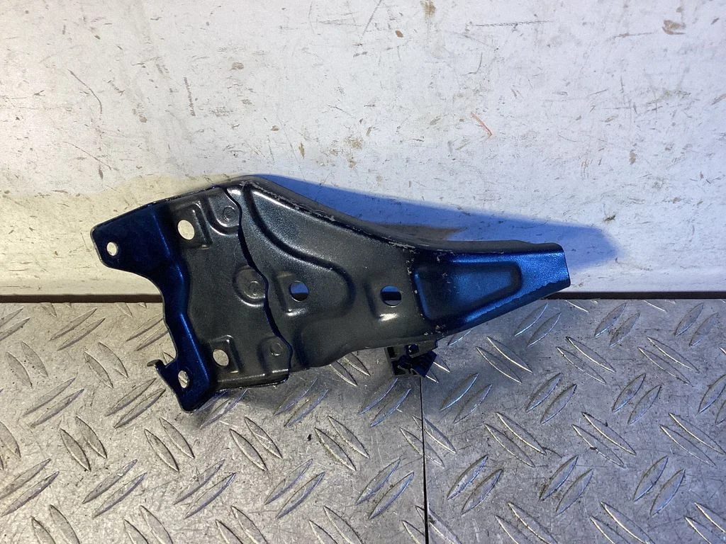 Front bumper mounting bracket – left