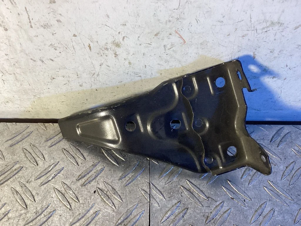 Front bumper mounting bracket