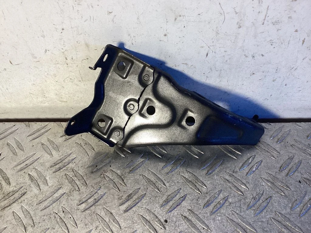 Front bumper mounting bracket – right