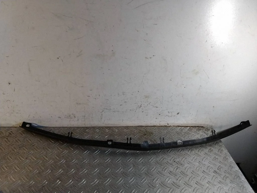 Esistange alumine osa (huul) – Honda Accord (2003-2007)