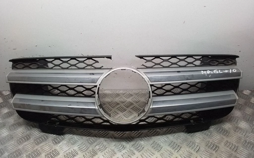 Front bumper upper radiator grill A1648880223