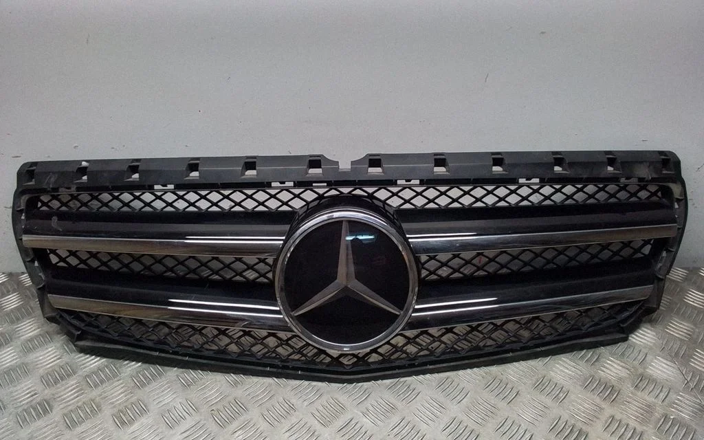 Esistange ülemine radiaatorivõre – Mercedes-Benz B-klass W246 W242 (2011-2017)