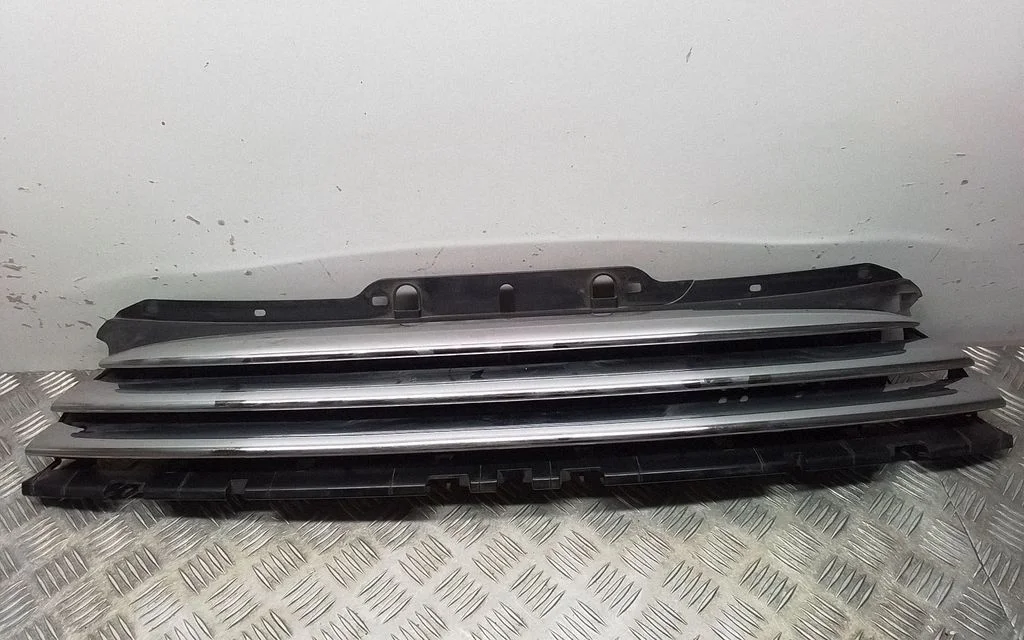 Front bumper upper radiator grill 16084400