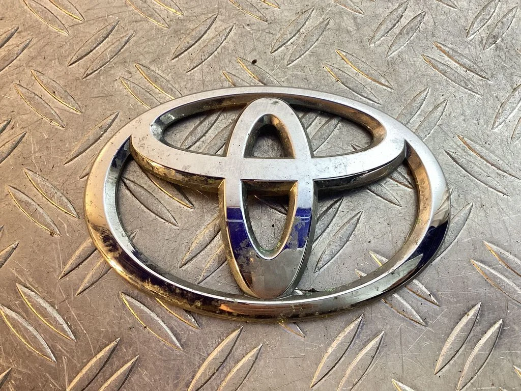 Manufacturer badge logo/emblem