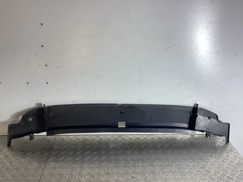 Esistange alumine osa (huul) – Lexus NX (2021-)