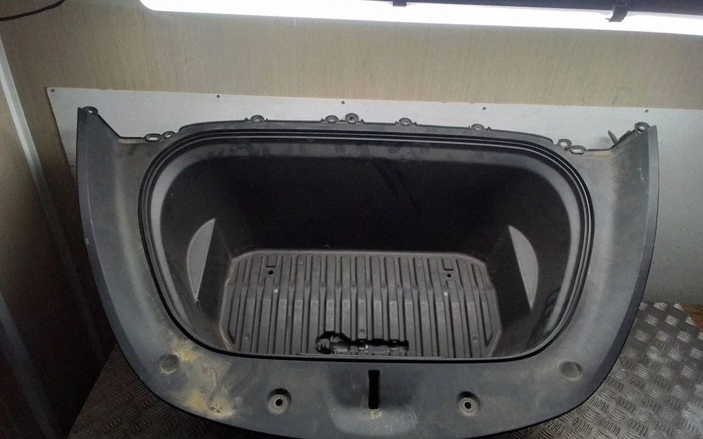 Mootorikapoti luku iluliist – Tesla Model Y (2020-)