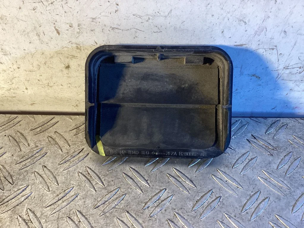 Quarter panel pressure vent – Tesla Model S (2012-)