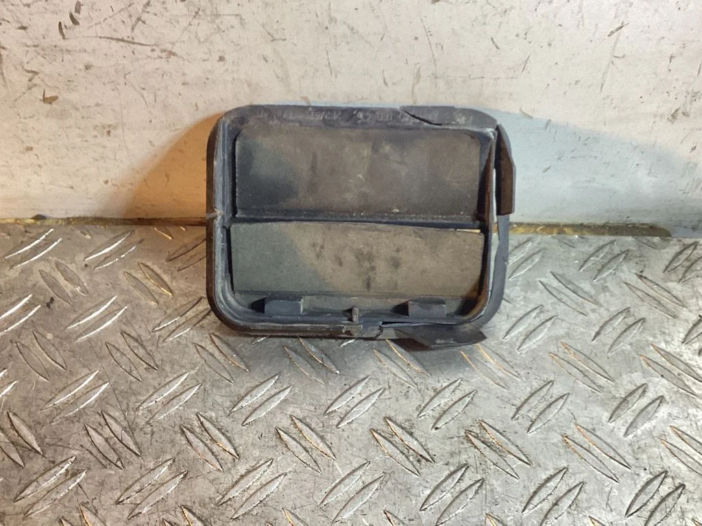 Quarter panel pressure vent – Tesla Model S (2012-)