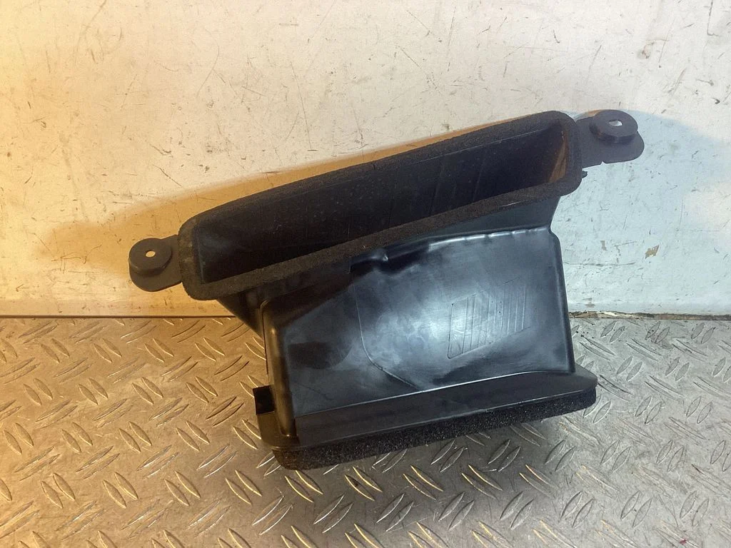 Quarter panel pressure vent – Lexus RX 450H (2016-)