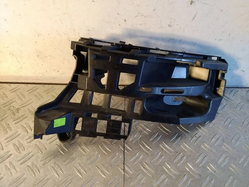 Rear bumper mounting bracket – Porsche Macan (95B) (2019-)