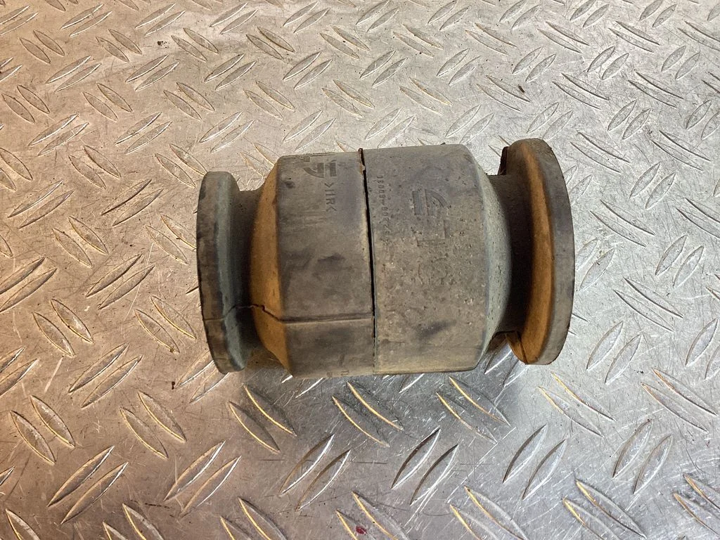 Gearbox mount – Toyota Land Cruiser (J200) (2008-)