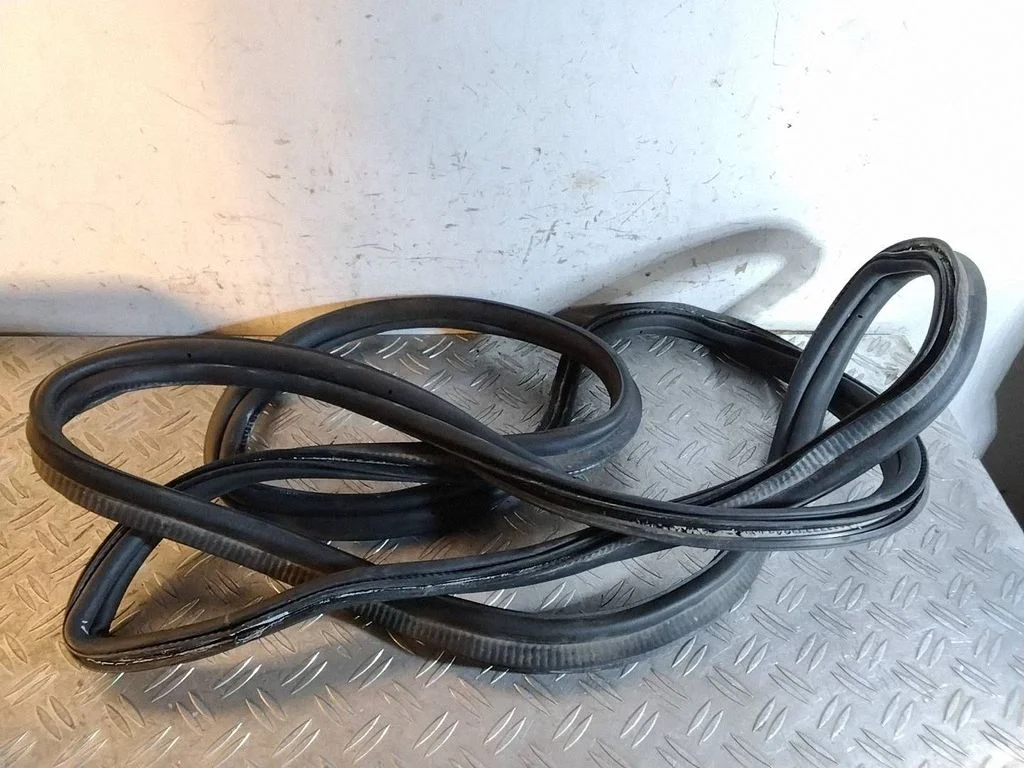 Loading door rubber seal (on body) – Land Rover Range Rover Sport L320 (2005-2013)