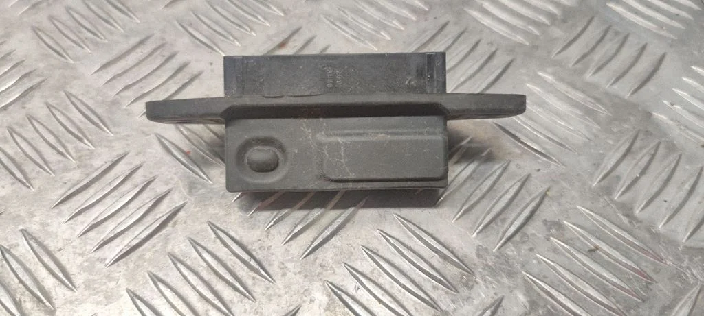 Tailgate/trunk/boot open switch – Lexus RX 450H (2016-)