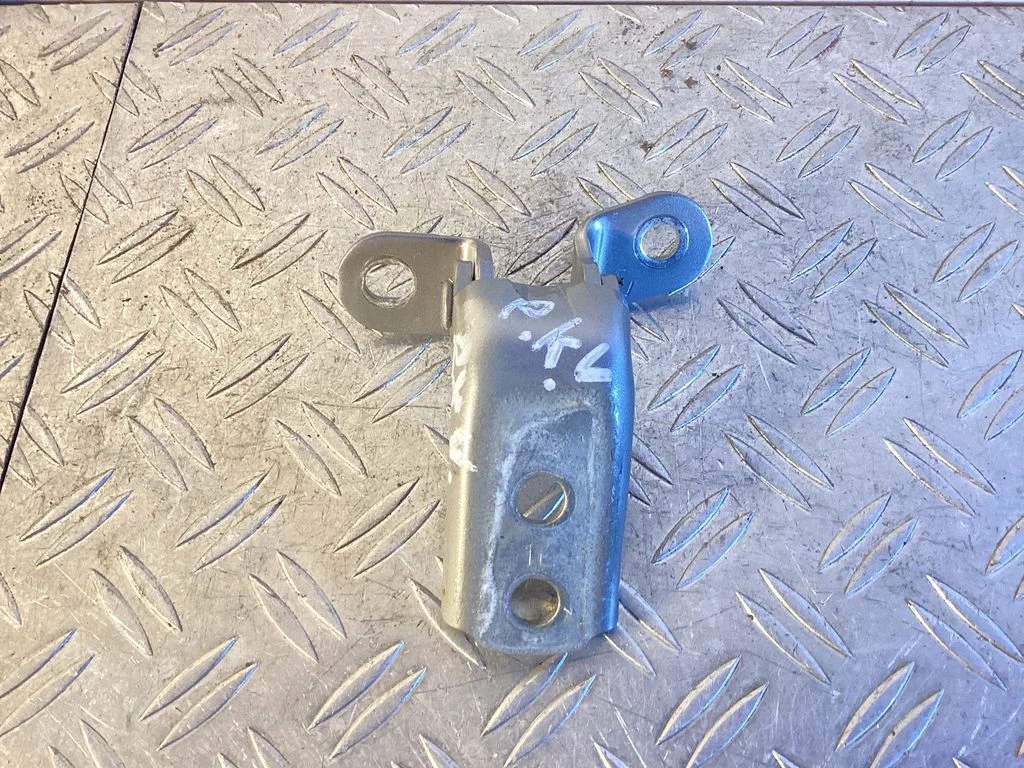 Front door upper hinge – Lexus RX 450H (2016-)