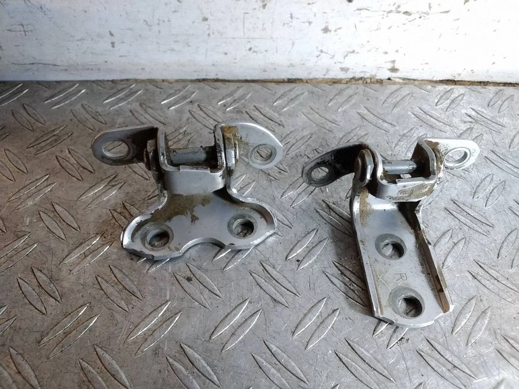 Front door upper hinge – Toyota Land Cruiser (J150) (2009-)
