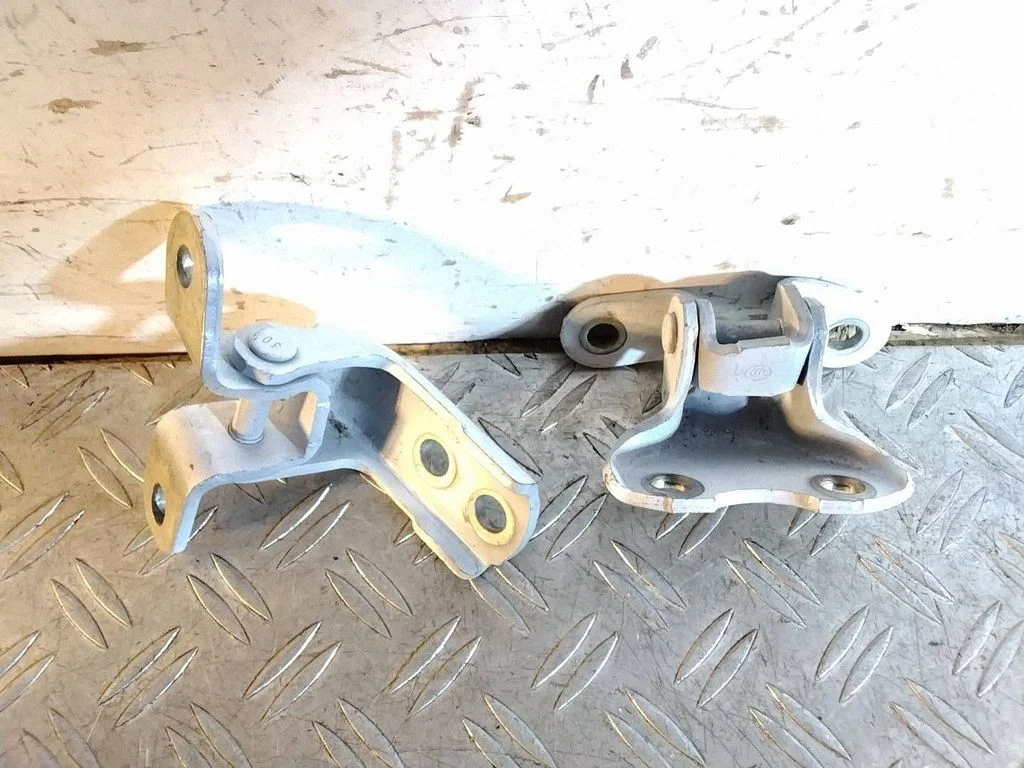 Front door upper hinge – Toyota Land Cruiser (J150) (2009-)
