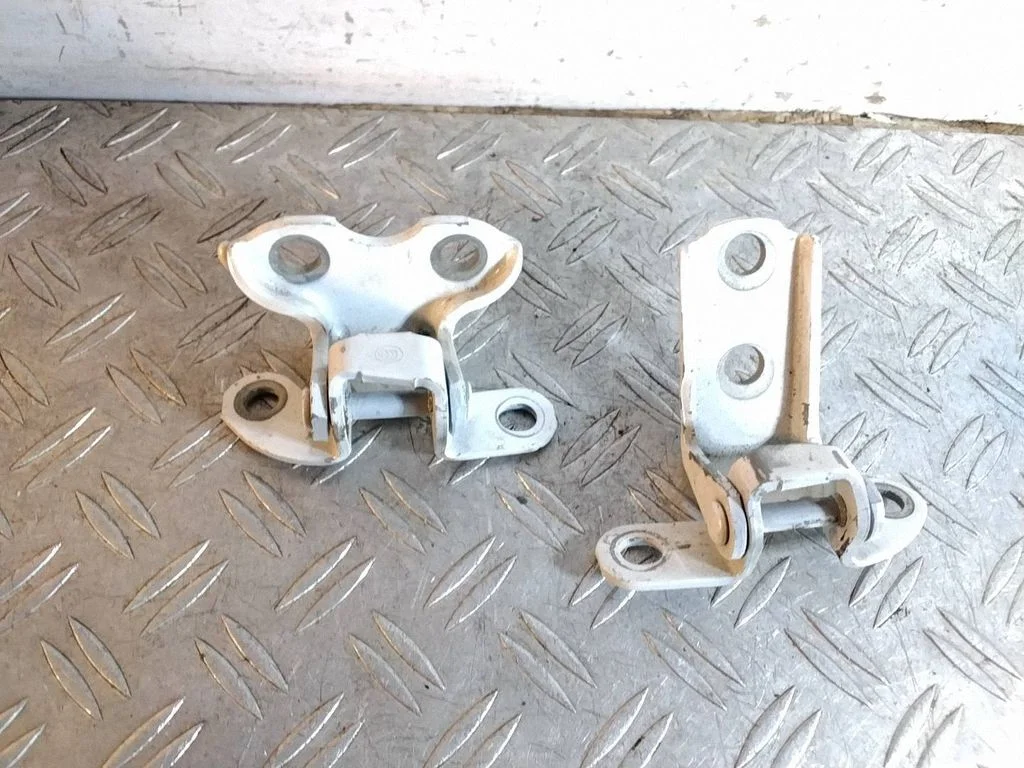 Front door upper hinge – Toyota Land Cruiser (J150) (2009-)